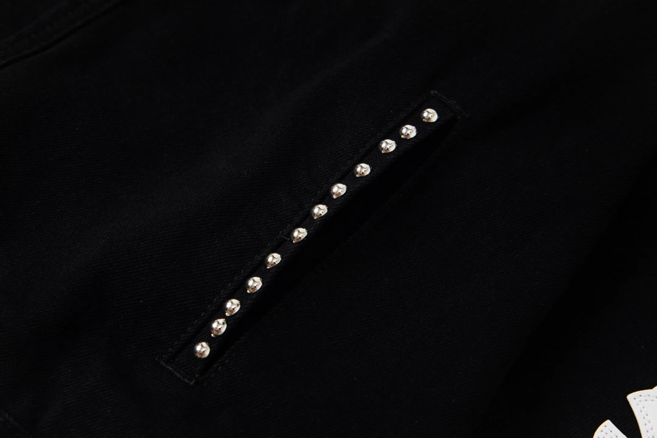 P280 Chrome Hearts Chrome Hearts heavy-duty denim jacket with rivets and multiple farts. The same model as the Internet celebrity star. The cross-printed denim jacket has a unique cross design element and is full of design. It is made of 100% denim cotton fabric with heavy coarse yarn count, which ensures a stiff and tough silhouette while being soft, comfortable and breathable. The lapel is designed with silver buttons and is full of texture. The classic white cross logo is all over the dress, making it a perfect versatile style for spring and summer! The original loose version is made of high-quality pure cotton fabrics. The fabric pattern is high-definition and delicate without burrs. It is comfortable and breathable to wear. All the buttons are molded and customized. It is casual and fashionable and can be matched with any bottoms. It can be windproof and sunproof in spring and summer. It can be worn outside in autumn and winter! Easily concave shape makes you look slimmer and taller, perfect for both men and women! Style number: 1764# Color: Black Size: S M L XL